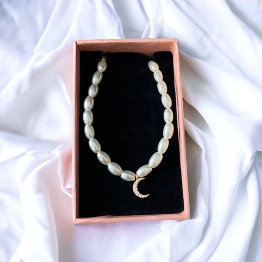 The pearl moon necklace